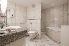 Badezimmer Wohnen wie im Bungalow mit eigenem B�ro - die besondere Wohnung mit vielen M�glichkeiten