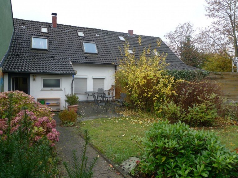 Wohnhaus mit Anbau Garenansicht Ratingen-Lintorf Reihenhaus Chramantes Reihenhaus auf sch�nem Grundst�ck mit Nebengeb�ude - zentral gelegen