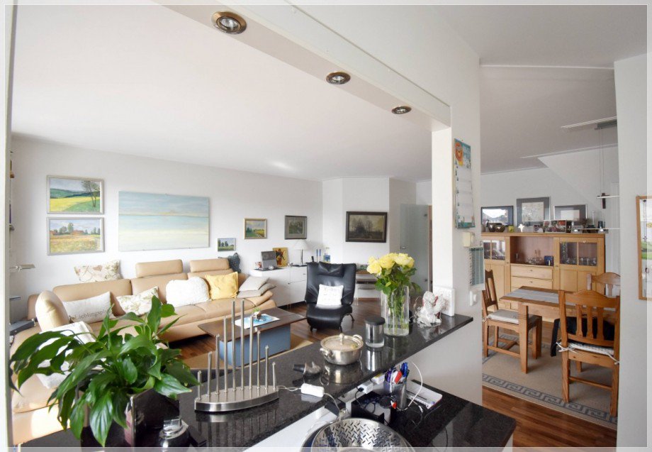 uE Wohn-Esszimmer aus K�che-Theke (2) Maisonettewohnung Ratingen