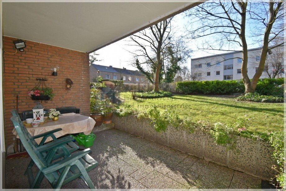 Logia-Terrasse mit angrz Garten Terrassenwohnung D�sseldorf