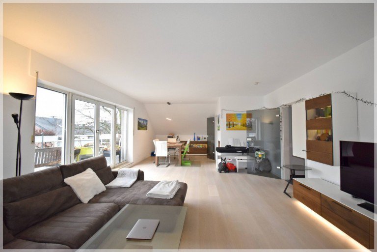 Wohnzimmer und Esszimmer Ratingen Etagenwohnung Helle 3-Zi-Wohnung mit gro�z�giger Raumaufteilung und 2 Balkonen + Garage in RTG-S�d/Mitte