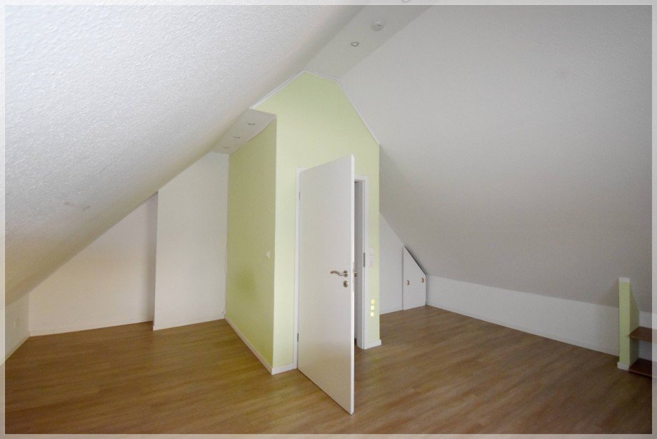 Spitzboden Zimmer (1).JPG Doppelhaush�lfte Ratingen