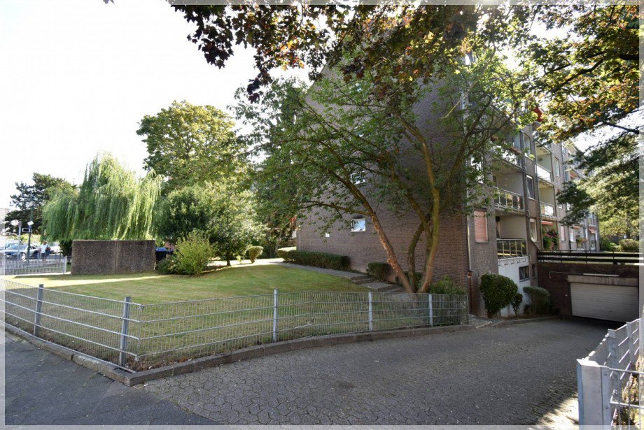 Stra�enansicht und TG-Zufahrt Etagenwohnung D�sseldorf