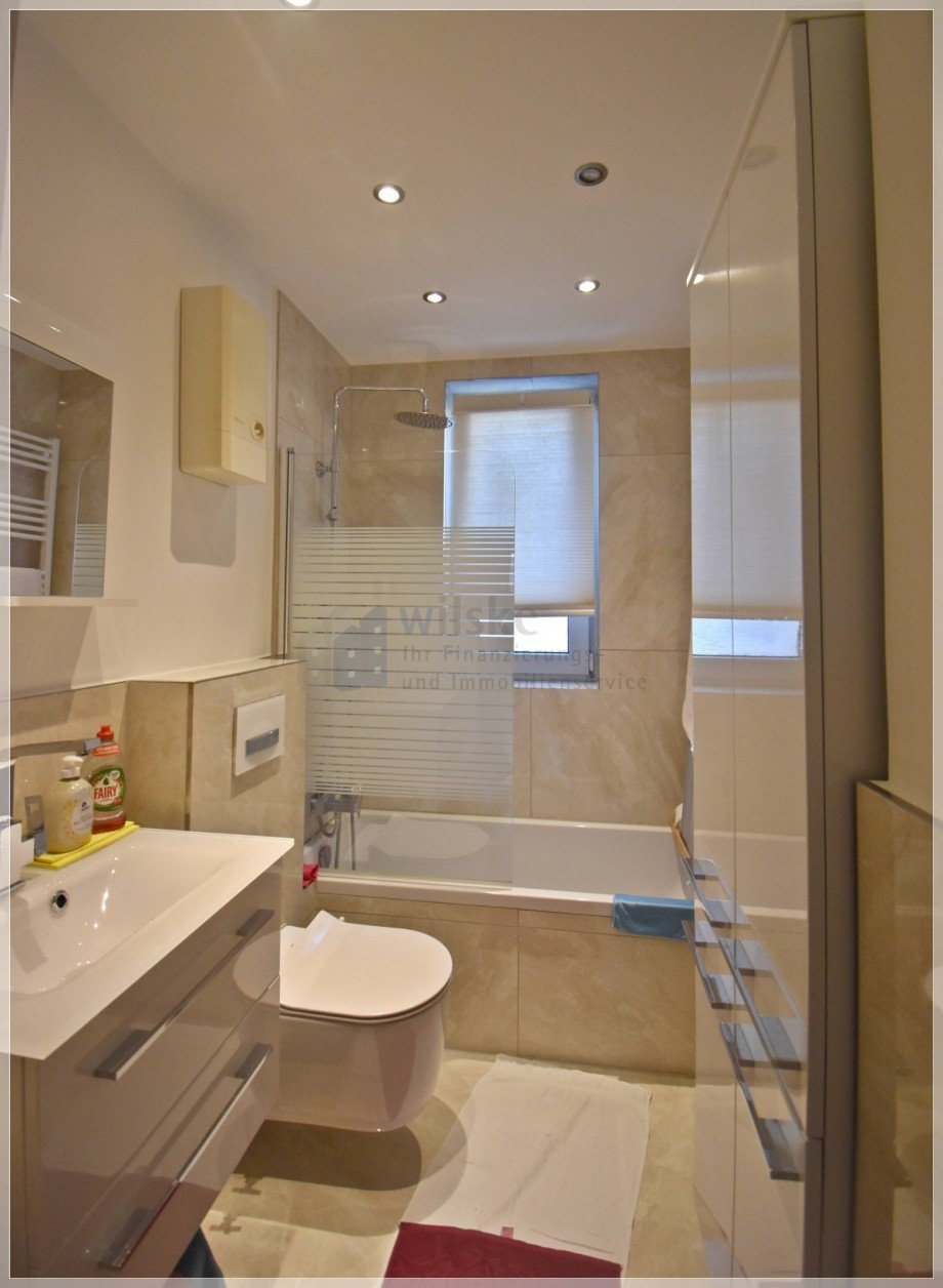 Wannenbad mit Fenster Erdgeschosswohnung D�sseldorf