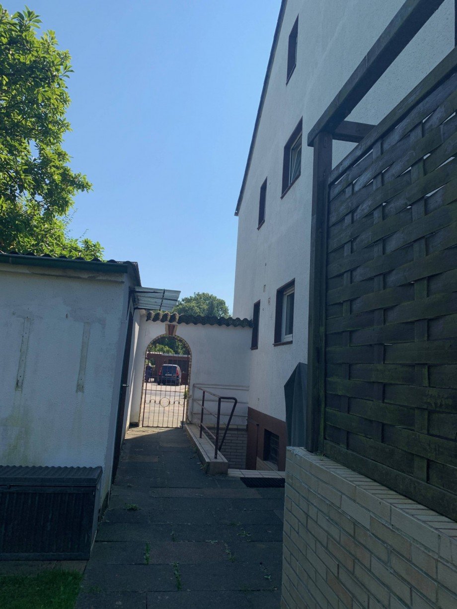 Durchgang seitlich Erdgeschosswohnung K�ln