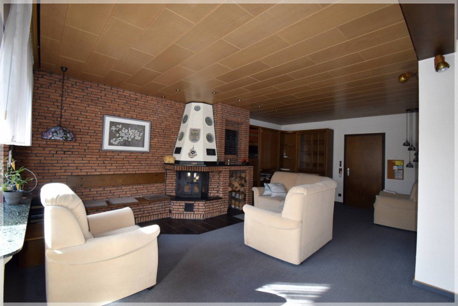 Wohnzimmer mit Kachelofen (1) Reihenmittelhaus Ratingen