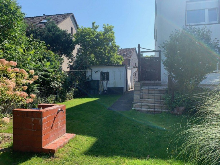 R�ckansicht arage K�ln Erdgeschosswohnung Wohnung mit Terrasse, Gartenanteil und Garage in ruhiger Lage