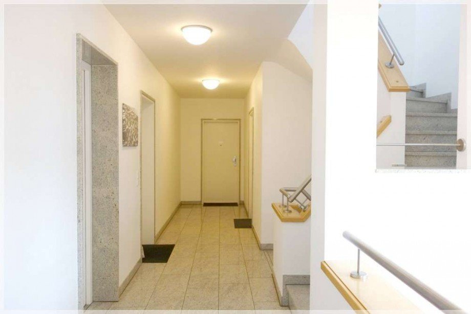 Flur-Treppenhaus (2) Etagenwohnung D�sseldorf Heerdt