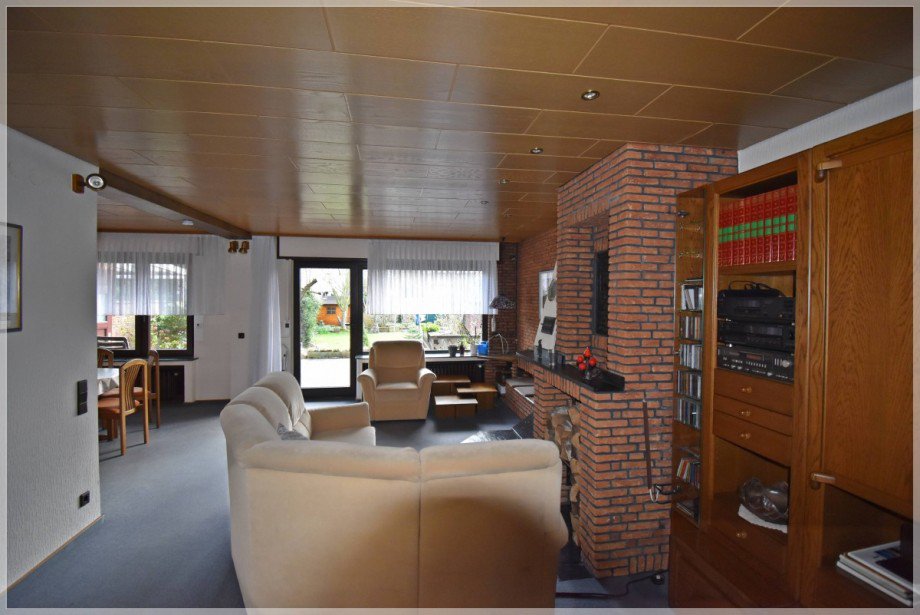 Wohnzimmer mit Kachelofen (2) Reihenmittelhaus Ratingen
