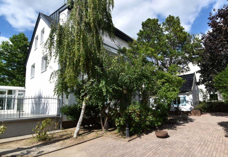 Expos� (1) D�sseldorf Einfamilienhaus Gro�familientraum mit Garten-Oase! Voll saniert! 7 Zi.! 4 B�der! DG-Studio! Wintergarten! Sauna! Garagenhaus!