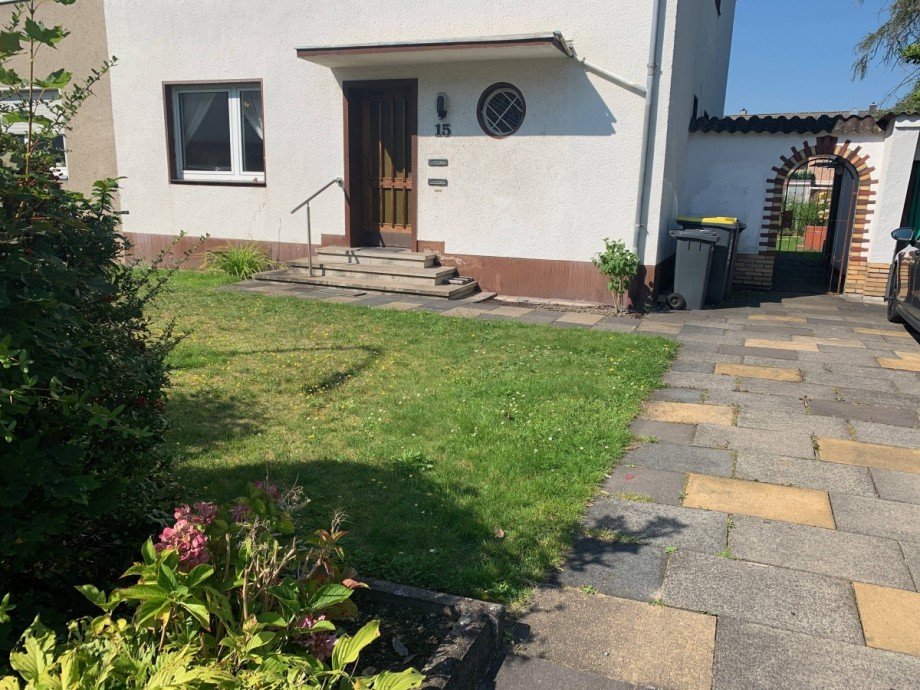 Stra�enansicht Erdgeschosswohnung K�ln