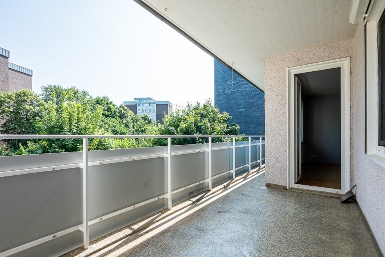 Titelbild Balkon Ratingen-Mitte Etagenwohnung Renovierte, helle 3,5-Zimmer-ETW in RTG-Mitte - f�r Familien und Wohngemeinschaften! (+Garage)