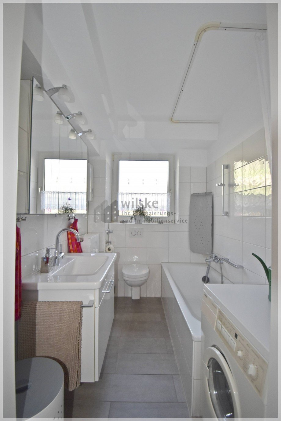 Badezimmer Wanne+Fenster Terrassenwohnung D�sseldorf